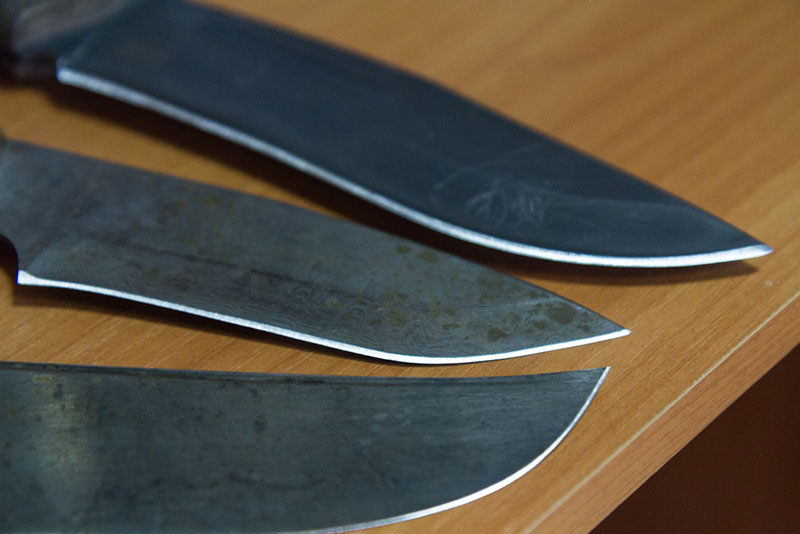 Как сделать тайный нож из сковородки (остросюжетное видео) | MAXIM